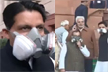 Opposition leaders enter Parliament wearing gas masks to protest against air pollution